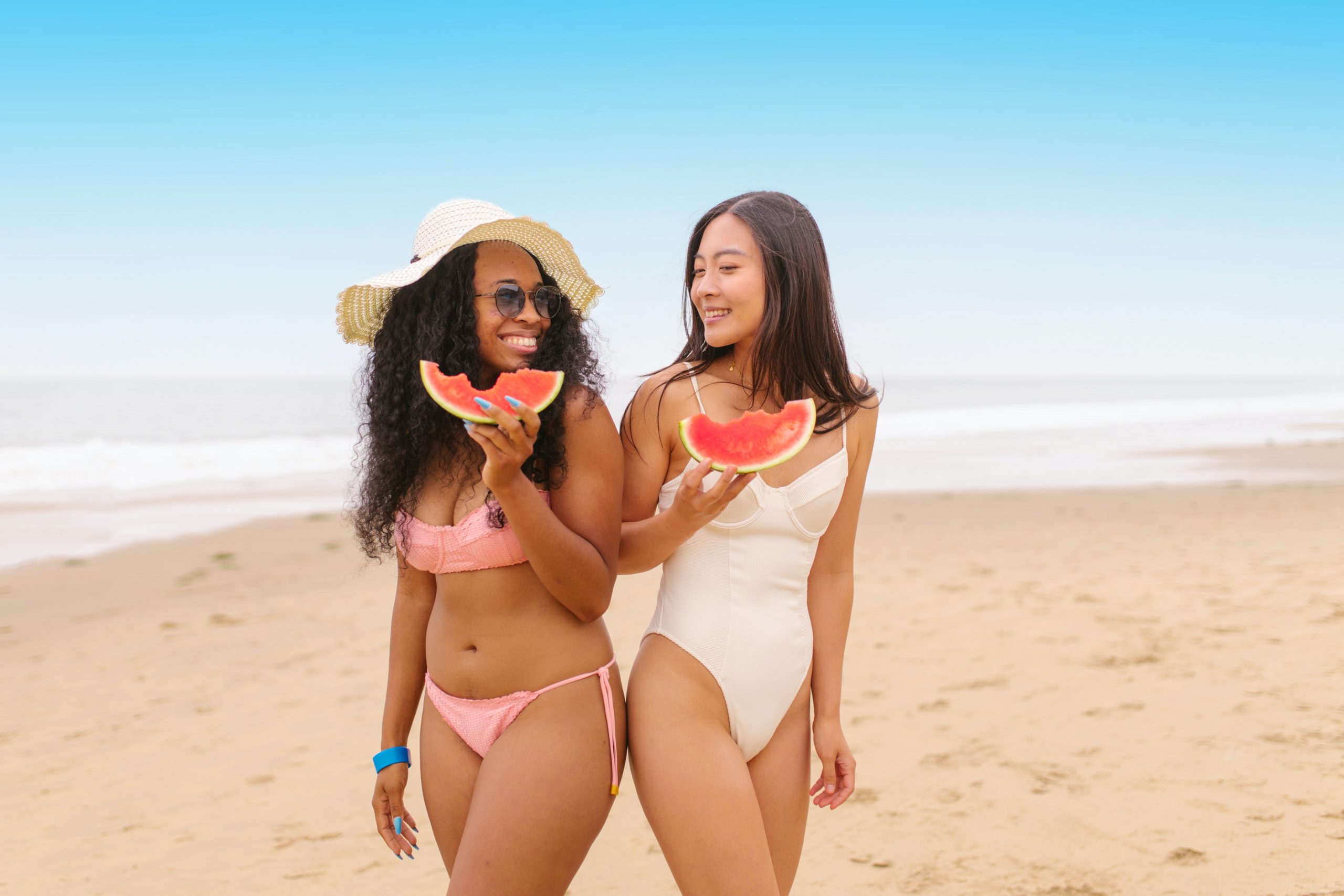 Women eating fruit scaled